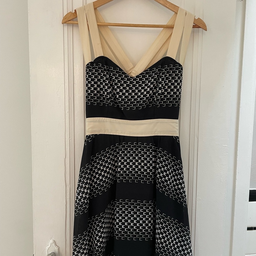 Black and Cream Sleeveless Sweetheart Tiered Cocktail Dress